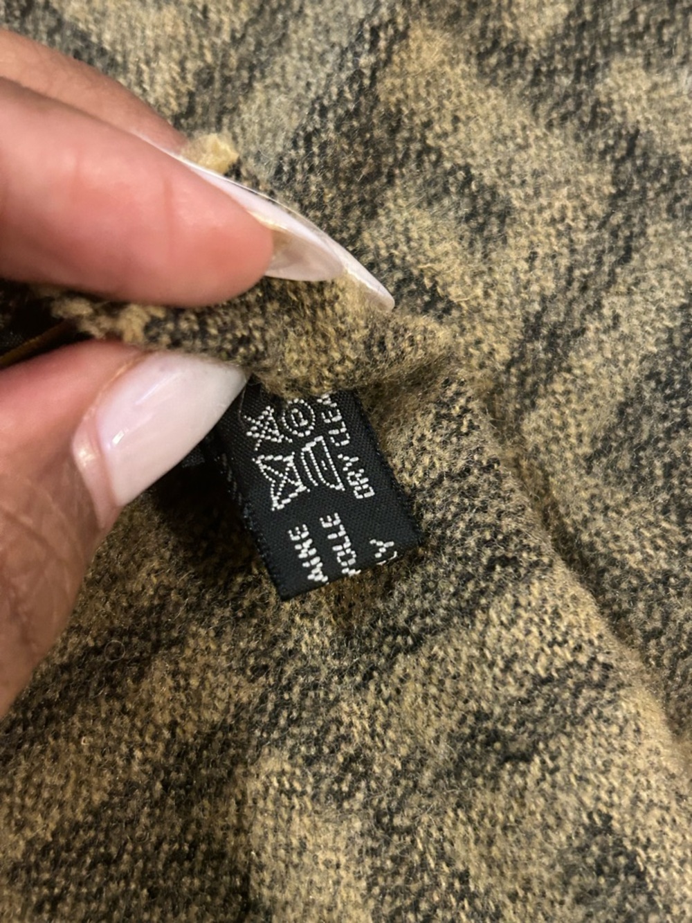 Fendi‎ Beige and Gray Signature Monogram Lambswool Scarf - Picture 6 of 14